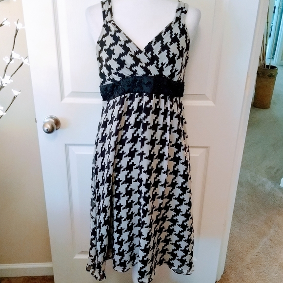 Robbie Bee Dresses & Skirts - Robbie Bee houndstooth v-neck cocktail dress. 12P